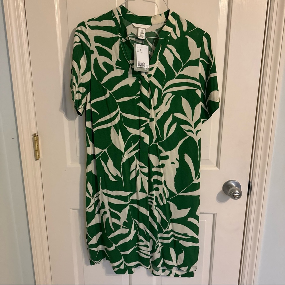 H& M Green and beige Leaf Print Dress XS, NWT, short sleeve, A line, v neck